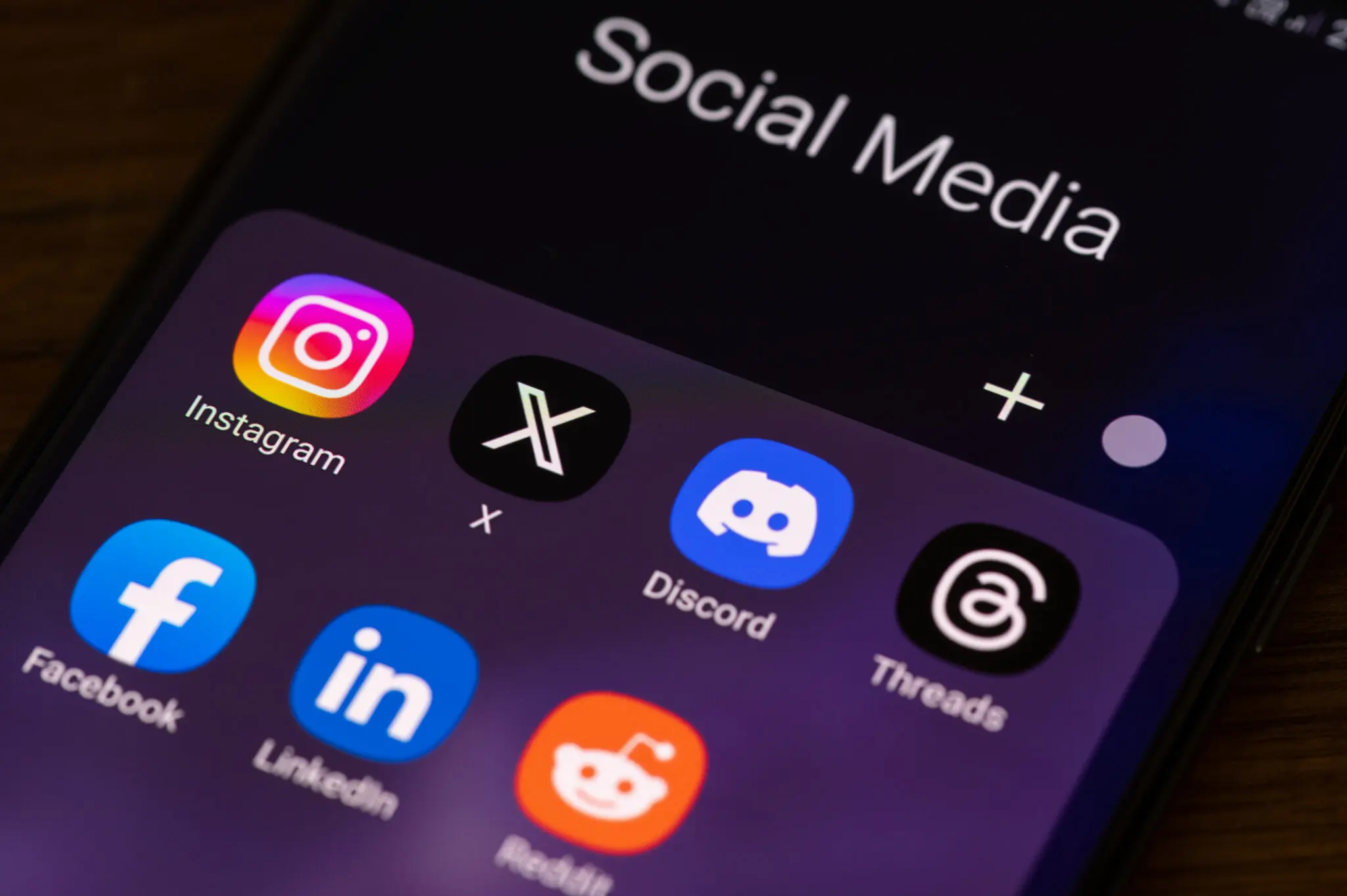 İstanbul, Turkey - August 26, 2023: Social media applications X, instagram, LinkedIn, discord, reddit, Threads, Facebook  on smart phone screen.