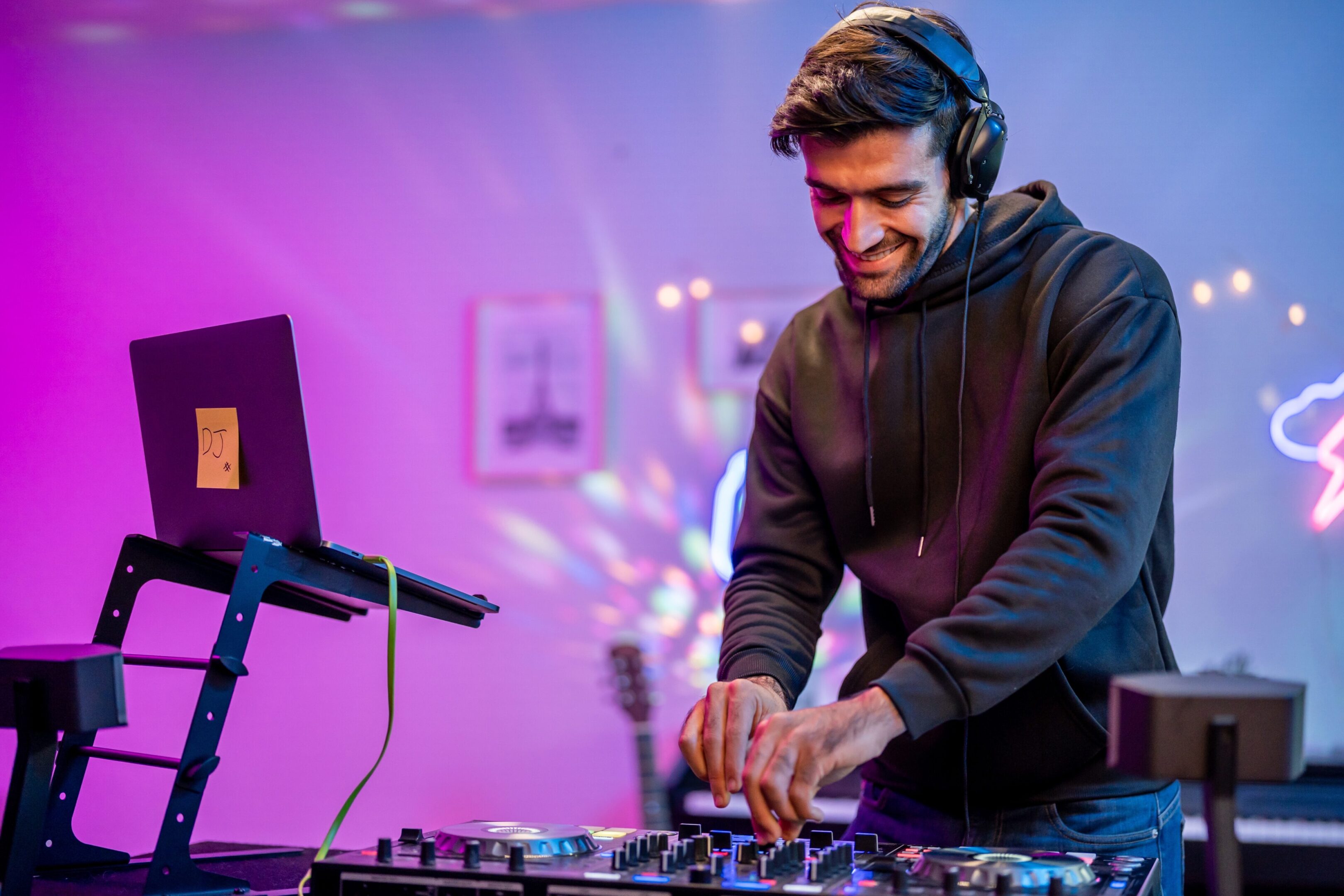 Caucasian,Young,Man,Artist,Dj,Mixing,And,Scratching,Music,Mixer