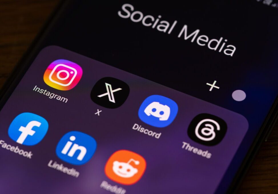 İstanbul, Turkey - August 26, 2023: Social media applications X, instagram, LinkedIn, discord, reddit, Threads, Facebook  on smart phone screen.
